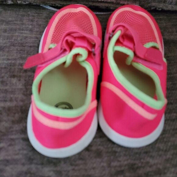 Cute little girls water shoes size 2/3 - Picture 3 of 6